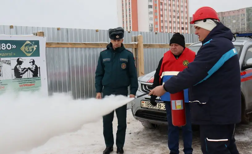 От теории к практике: Мозырские спасатели проводят тренировочные занятия с работниками предприятий района