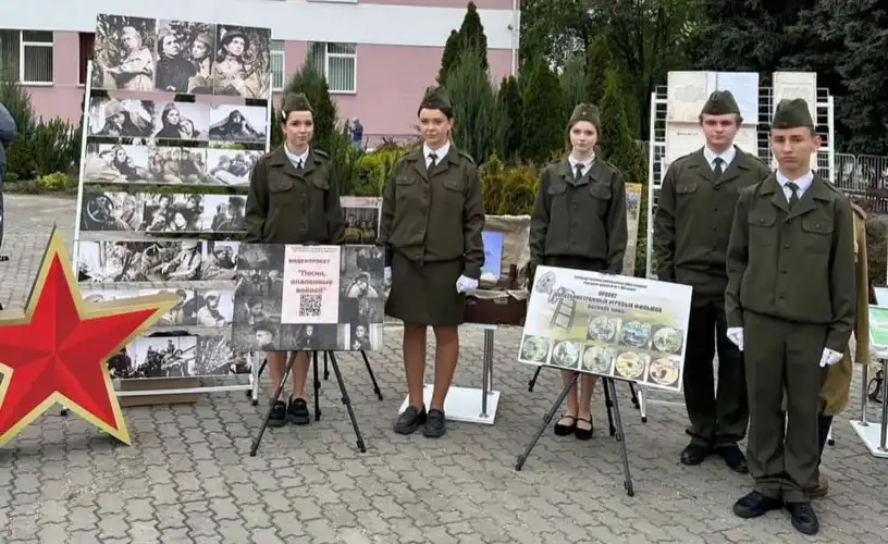 Инсталляции, творческие работы и военная атрибутика